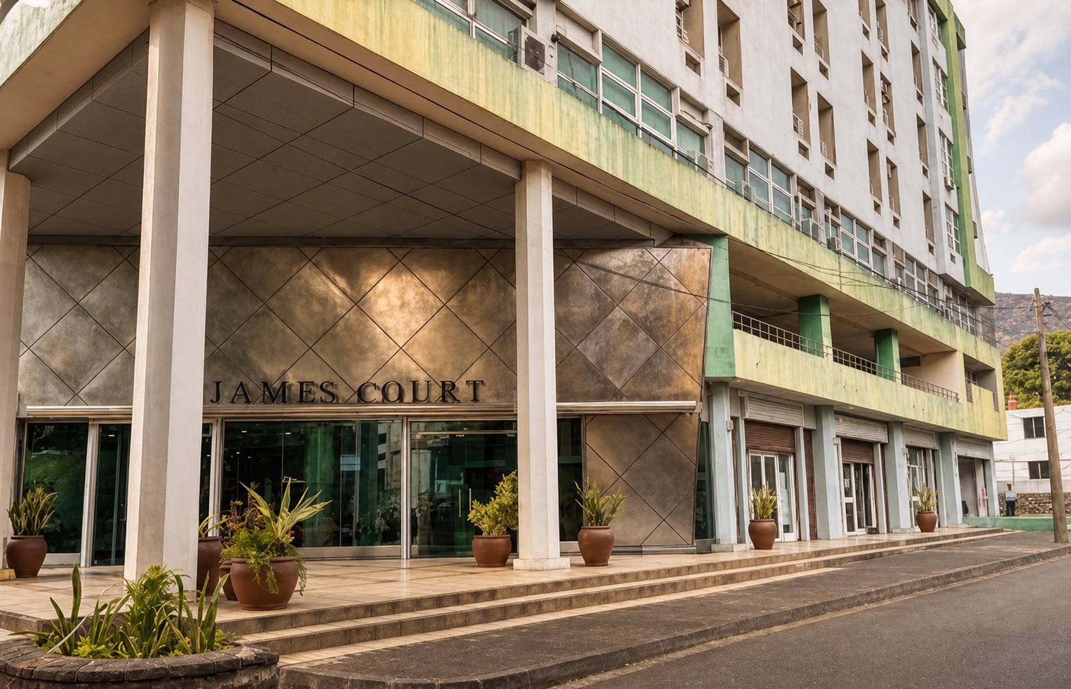 L’entrée de St James Court, St Denis Street, Port-Louis, où se trouve le cabinet